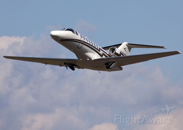 Cessna Citation CJ3 (N525EZ) - Eli Zabars beautiful CJ3 take off RW 26. The aircraft is managed by RELIANT AIR. RELIANT AIR offers the lowest fuel price on the Danbury (KDXR) airport.