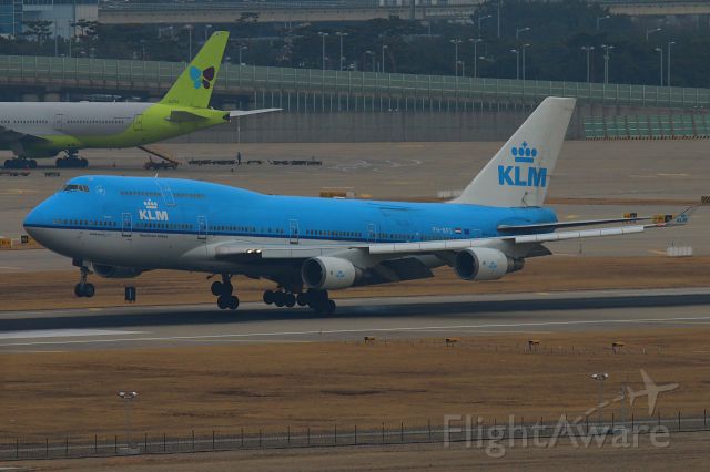Boeing 747-400 (PH-BFS) - KLM`s 747-400 Combi named `City of Seoul` landing at Seoul Incheon Int`l Airport RWY34.