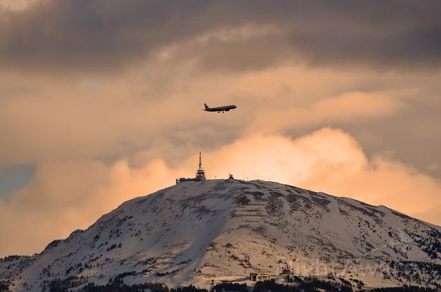 Airbus A321 (G-MARA) - Flying the right hand downwind for the rwy08 in front of the Patscherkofel mountain