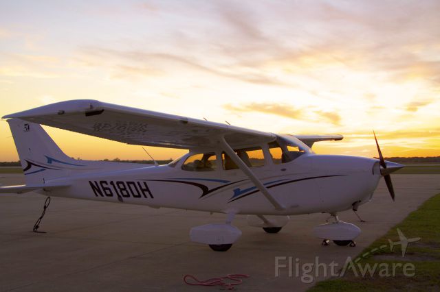 Cessna Skyhawk (N618DH)