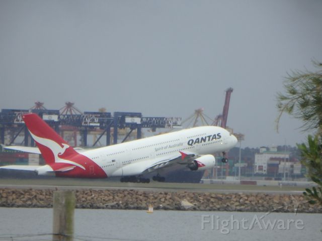 — — - Qantas Taking Off At Sydney, Australia Airport