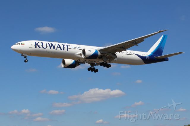 BOEING 777-300 (9K-AOF) - Kuwait Airways (KU) 9K-AOF B777-369 ER [cn62564]br /London Heathrow (LHR). Kuwait Airways flight KU101 arriving from Kuwait City (KWI).br /Taken from Myrtle Avenue Gardens, Hatton Cross (27L approach)br /br /2018 08 02br /a rel=nofollow href=http://alphayankee.smugmug.com/Airlines-and-Airliners-Portfolio/Airlines/MIDDLE-EAST-AFRICA/Kuwait-Airways-KU/https://alphayankee.smugmug.com/Airlines-and-Airliners-Portfolio/Airlines/MIDDLE-EAST-AFRICA/Kuwait-Airways-KU//a 
