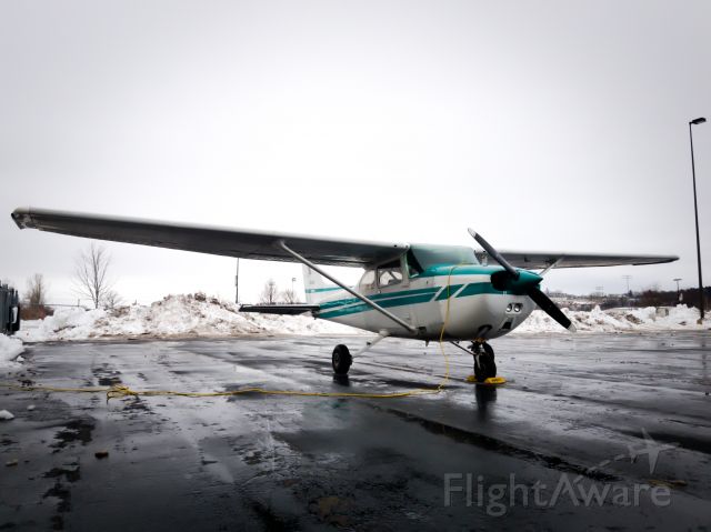 Cessna Skyhawk (N4879D) - An icy December day on the ramp