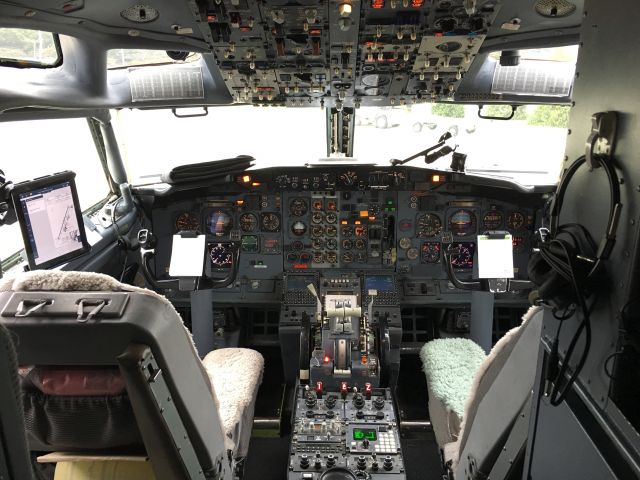 Boeing 737-200 (N467TW) - A classic cockpit!