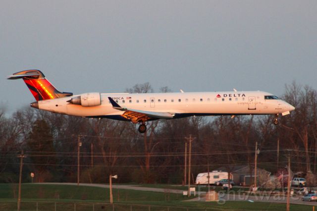 Canadair Regional Jet CRJ-700 (N390CA) - Endeavor CRJ-700 on final for RWY 18L  out of CVG.