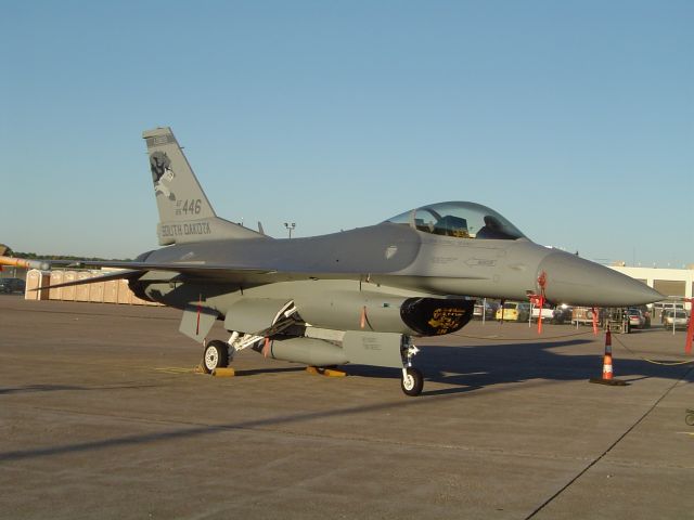 Lockheed F-16 Fighting Falcon (85-0446) - South Dakota ANG F-16 on display at the Lincoln Air Show, 2006.