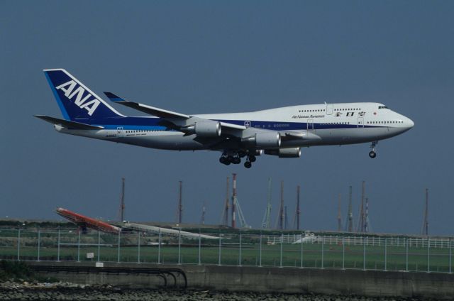 Boeing 747-400 (JA8962) - Short Final at Tokyo-Haneda Intl Airport Rwy22 on 1993/07/06