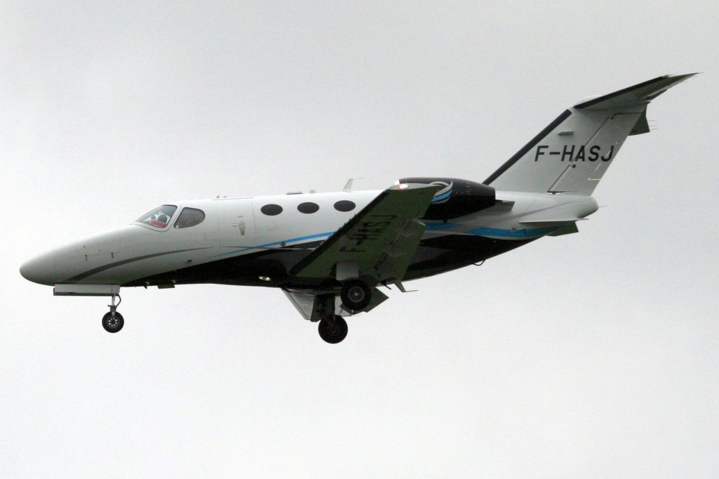 Cessna Citation Mustang (F-HASJ) - AstonJet Citation Mustang on short finals for rwy 25 on 22-Mar-19 arriving from EGKB as ASJ151.