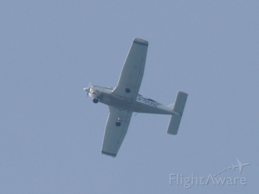 Piper Cherokee (N7031C) - always looking up!