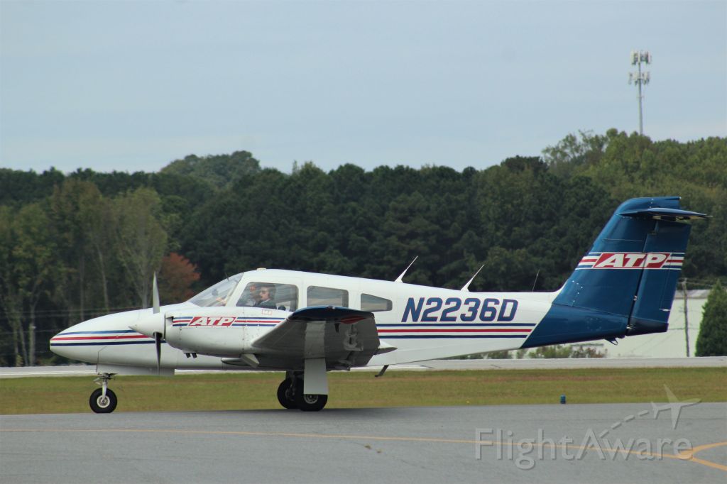 Piper PA-44 Seminole (N2236D)