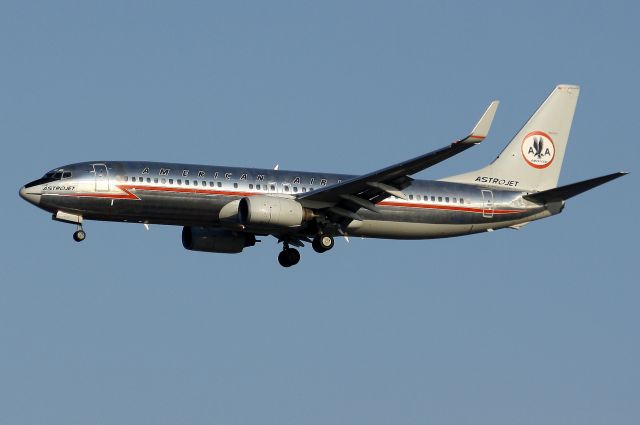 Boeing 737-800 (N951AA) - Americans Astrojet arriving from Chicago