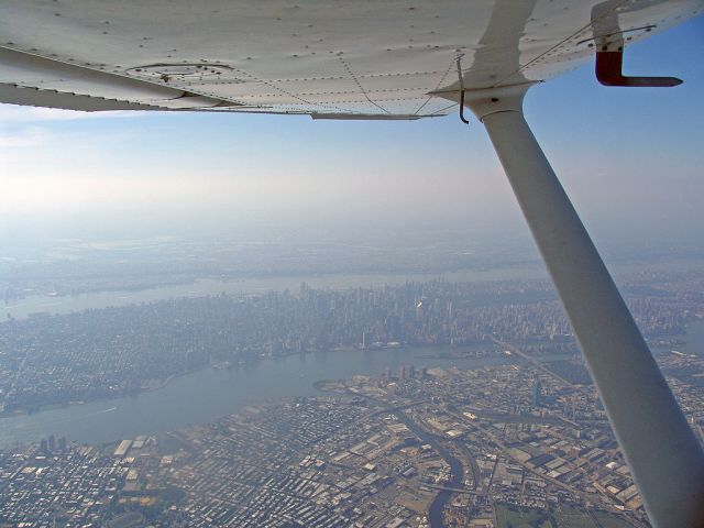 Cessna Skyhawk (N96178) - Flying over NYC enroute to HVN.