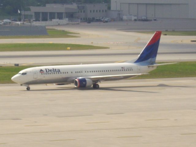 Boeing 737-700 — - Delta 737 taxiing. 9-5-09