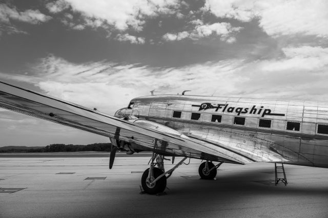 Douglas DC-3 (N17334)
