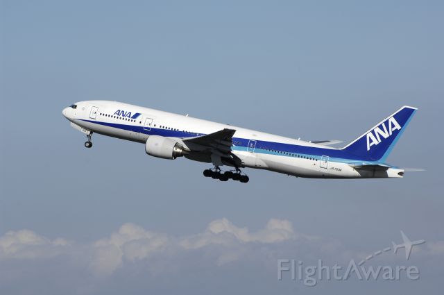 Boeing 777-200 (JA703A) - Departure at Haneda Intl Airport Rwy34R on 2012/10/29