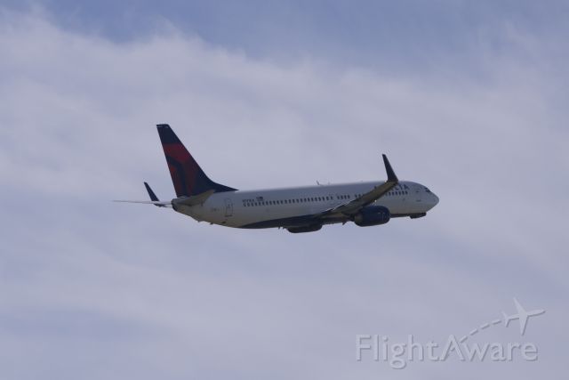 Boeing 737-800 (N371DA) - Delta 560 to KBOS departing Rwy 30.