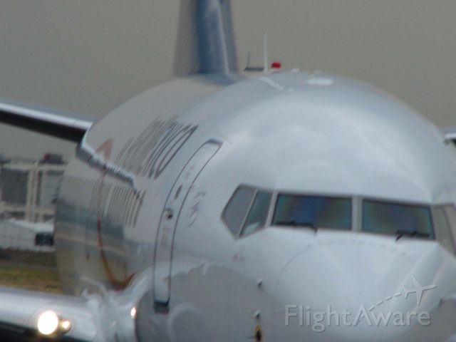 Boeing 737-700 (N908AM) - we taxi, they hold