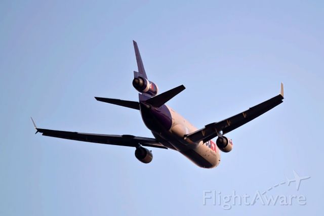 Boeing MD-11 (N592FE) - Over my house and on to KTPA. The whispering giant !