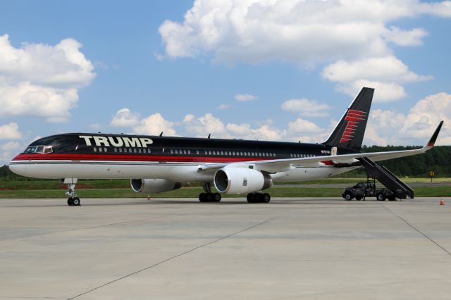 Boeing 757-200 (N757AF) - Trump in town for a town hall in Ashburn, VA.