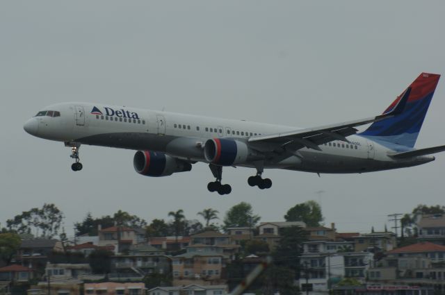 Boeing 757-200 (N660DL) - Delta #1041 from ATL