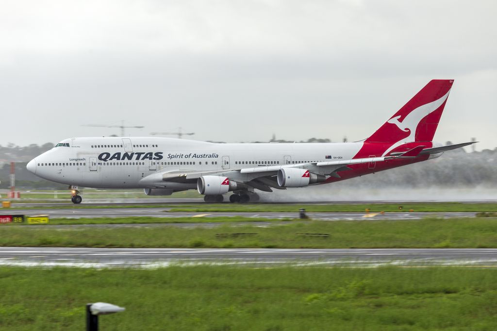 Boeing 747-400 (VH-OEH) - Qantas (VH-OEH) Boeing 747-438(ER) departing Sydney Airport.