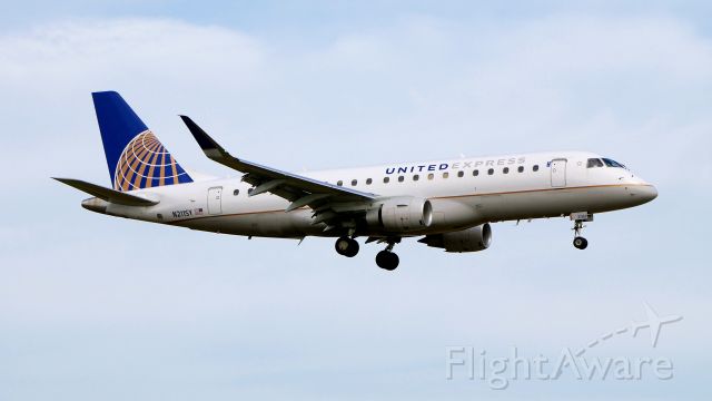 Embraer 175 (N211SY) - SKW349Y from SFO on final to Rwy 16R on 8.20.19. (ERJ-175LR / cn #17000646).