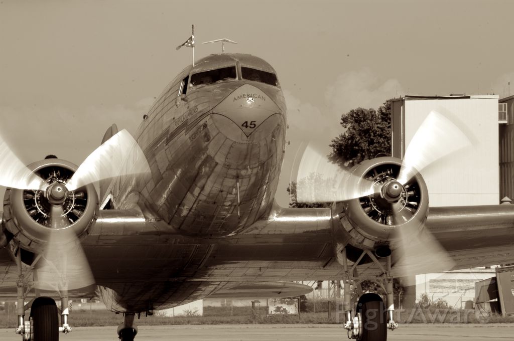 Douglas DC-3 (NAC17334)