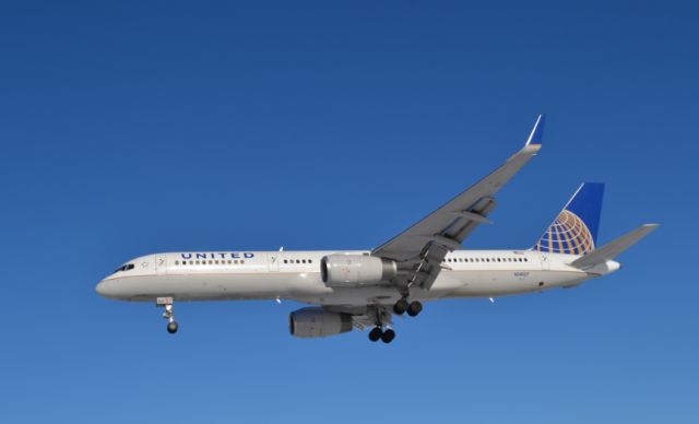 Boeing 757-200 (N14107) - United Airlines Boeing 757-224 landing at Gander International Airport.