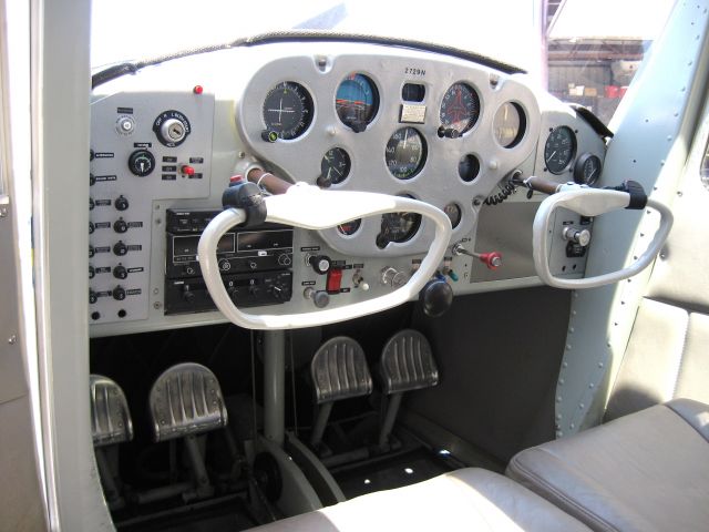 Cessna Commuter (N2729N) - Inside the cockpit