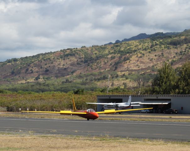 N5761S — - Hawaii glider roll out