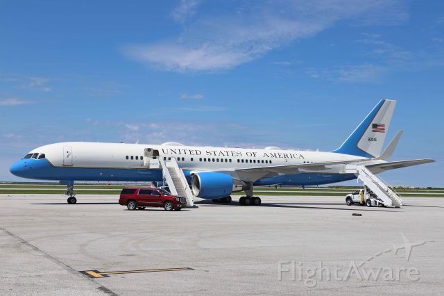 Boeing 757-200 (09-0015) - The view of 90015 from the ramp on 6 Aug 2020. Special thanks to my old friends at ARFF, CPD officers, and the USSS for allowing me access for the close-ups. I always loved supporting these POTUS operations before I retired.