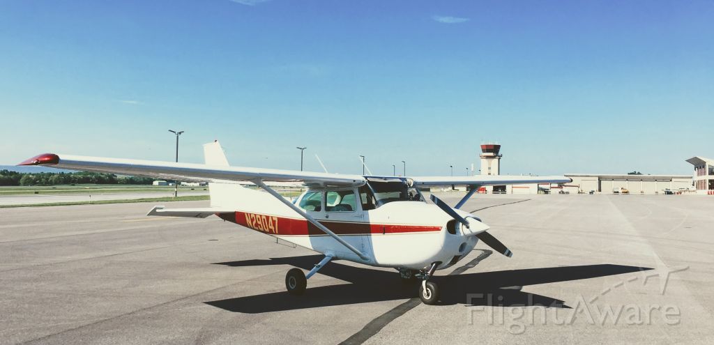 Cessna Skyhawk (N29047) - 29047 sitting near the FBO at university park airport