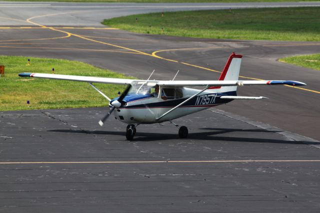 Cessna Skyhawk (N7957X)