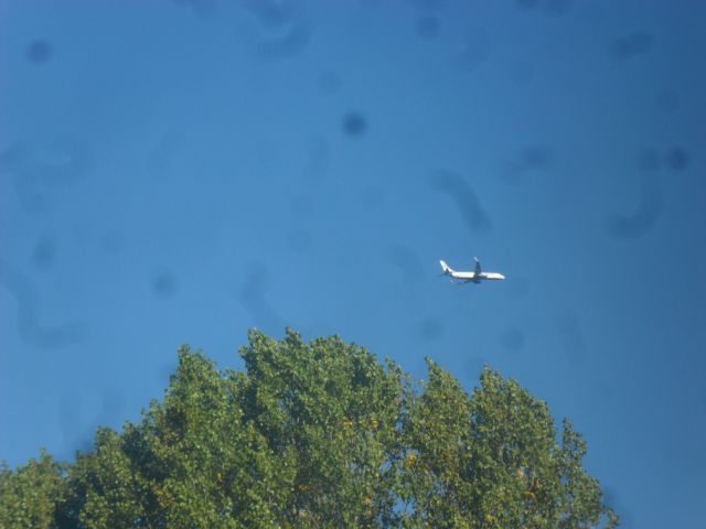 — — - Aus meinem Zimmerfenster ca. 4 Kilometer vom Flughafen Hamburg entfernt fotografiert