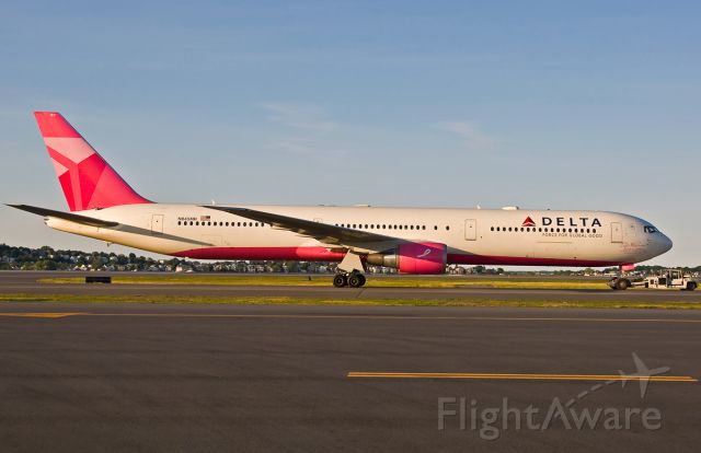 BOEING 767-400 (N845MH) - Evelyn H. Lauder Breast Cancer Research Pink Special Livery 