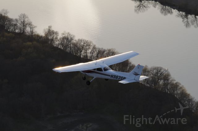 Cessna Skyhawk (N983SP) - Illinois River near Morris, IL