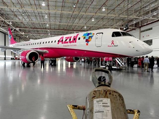EMBRAER 195 (PR-AYO) - Photo when the The EMBRAER E195 PR-AYO was delivered to AZUL LINHAS AEREAS that joined an iniciative of Federation of Philanthropic Institutions to Support Breast Health) joined the campaign to prevent Breast Cancer was launched.    And as part of the action of an aircraft painted pink (the color that represents the worldwide fight against breast cancer).