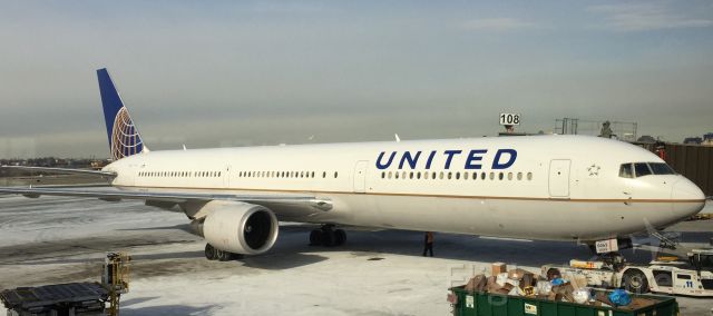 BOEING 767-400 (N76065) - A United Airlines Boeing 767-400 N76065 at Newark Liberty International Airport (KEWR) on January 21, 2015. N76065 arrived in Newark from Honolulu. 