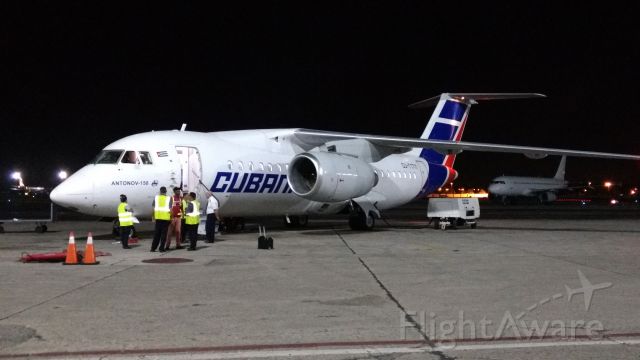 ANTONOV An-158 (CUT1711) - Esperando para abordar con destino a Holguín