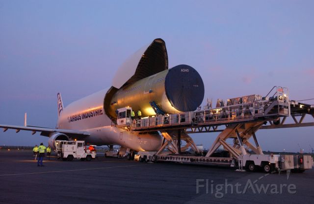 Airbus A330-300 (F-GSTB) - Chargement d'un tronçon de A340 dans le Bélouga avant un départ pour Toulouse