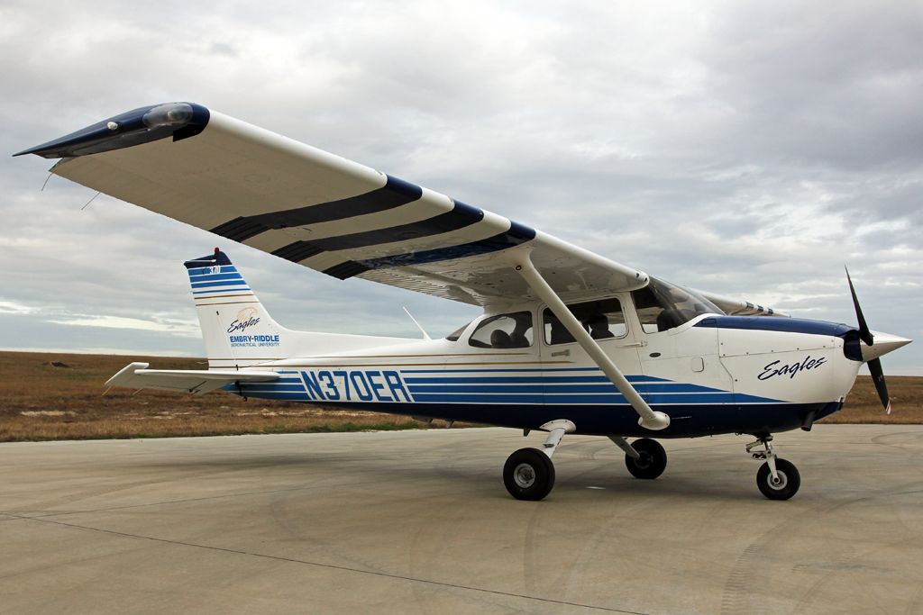 Cessna Skyhawk (N370ER) - On the ground at SheltAir - Savannah. Visting Flight Safety...