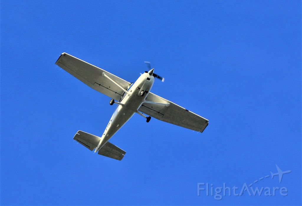 C-FHEL — - C-FHEL CESSNA SKYLANE 182-N en vol au dessus de la ville de Lavaltrie QC. le 12-10-2021 à 15:51