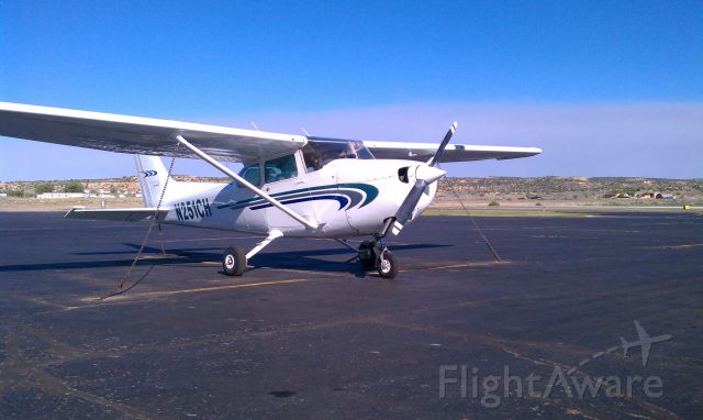 Cessna Skyhawk (N251CH) - Windy in Galup NM