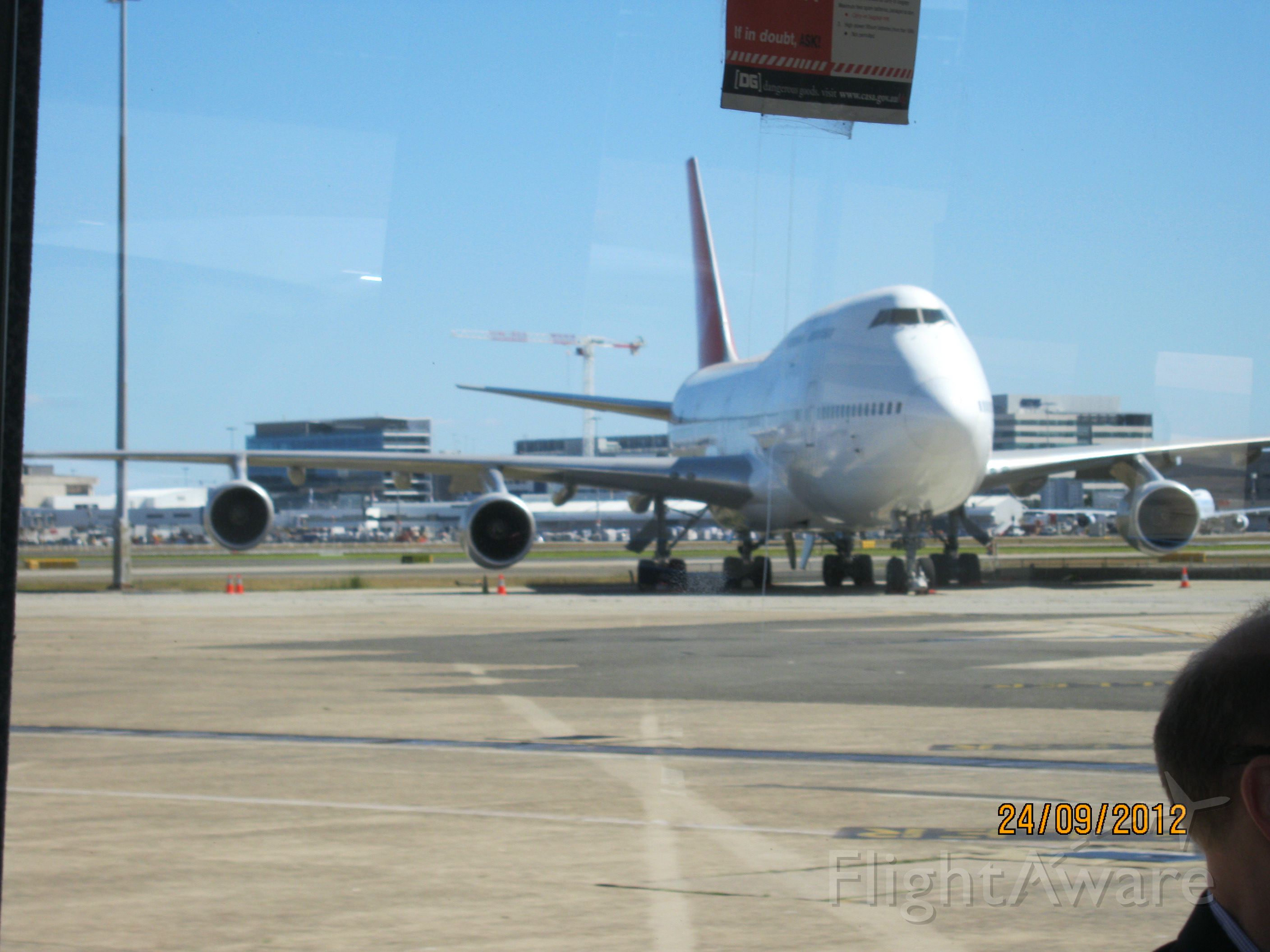 — — - sydney qantas 747 400 dark and cold