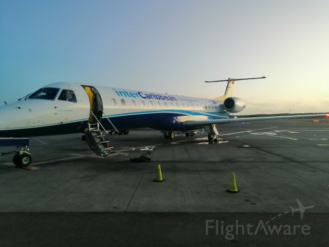 Embraer ERJ-145 (VQ-TIC) - Atardecer en la rampa del aeropuerto internacional de Providenciales, Islas Turcas y Caicos. 