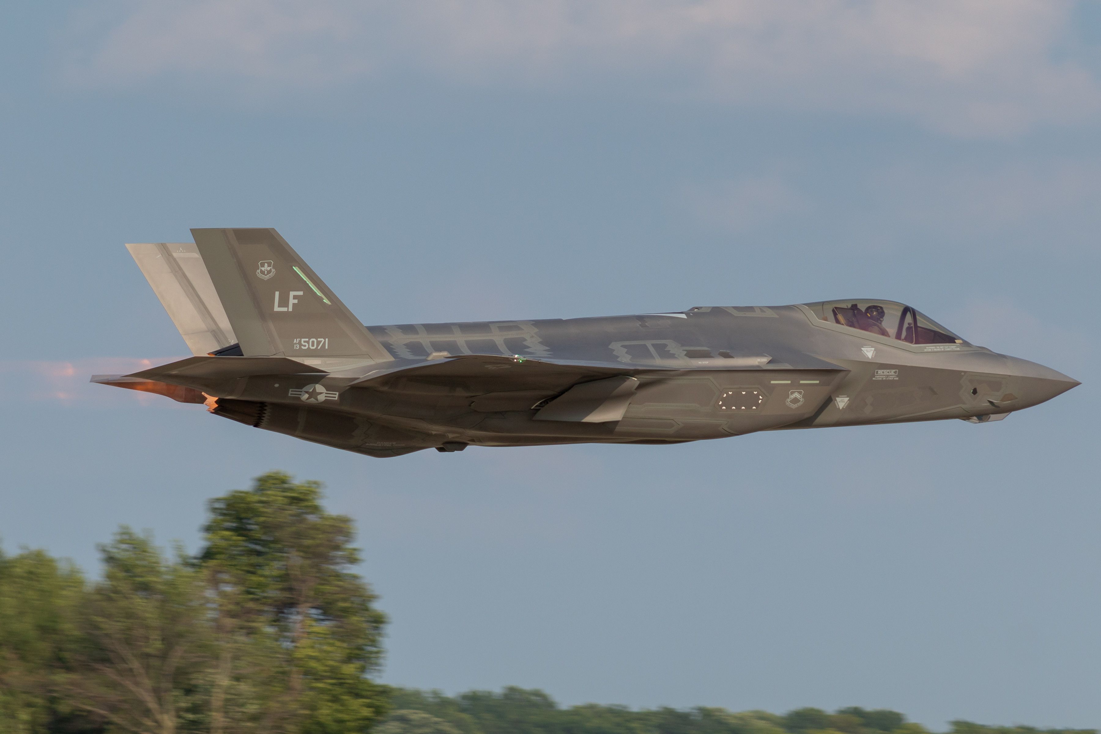 Lockheed F-35C (13-5071) - A USAF F-35A blasting out of Oshkosh as it begins its portion of the show.