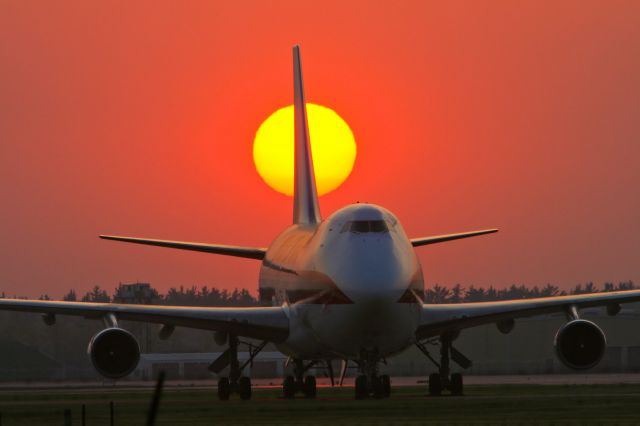 Boeing 747-200 (N700CK) - N700CK resting on an awesome sunset after a show for Myth Busters
