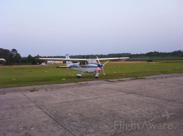 Cessna Skyhawk (N7810X) - South Ramp at KILM