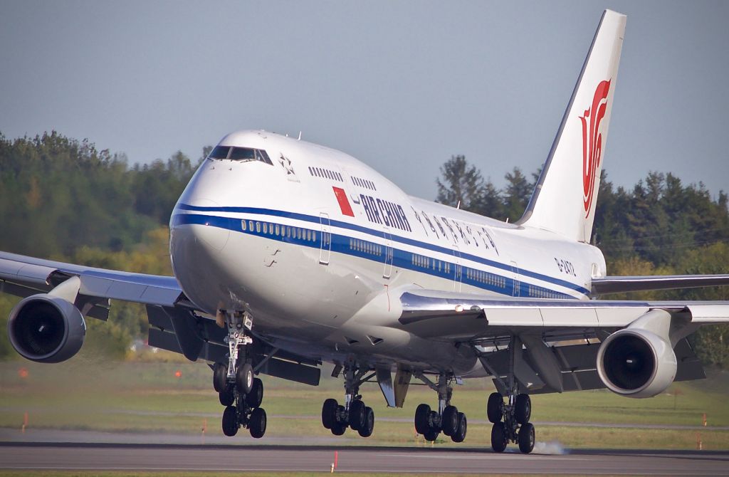 Boeing 747-400 (B-2472) - Air China 747-400 first contact on Rwy32 at Ottawa