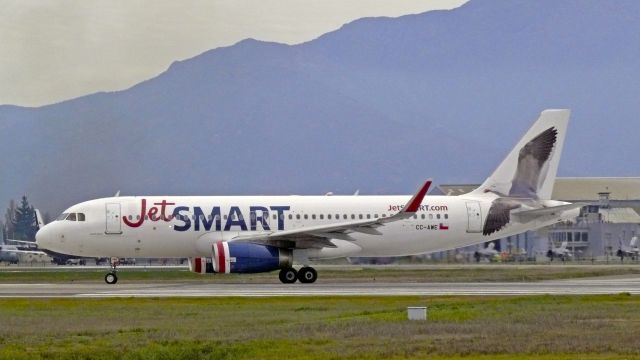 Airbus A320 (CC-AWE) - AIRBUS 320-200 DE JETSMART CHILE MATRICULA CC-AWE GAVIOTA LIVERY.br /FOTO: SPOTTER JULIO VILLARROEL MAUNAbr /AEROPUERTO; SANTIAGO, CHILE. 